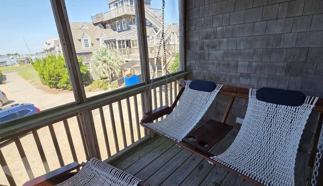 CV8: Crow's Nest -2nd floor 2 BR villa with screened porch!