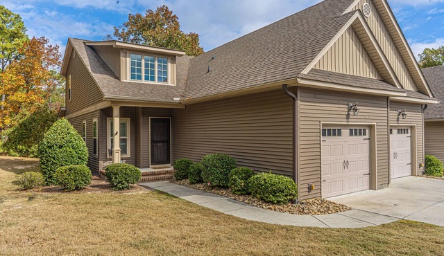 Cypress Creek golf retreat. Pool and minutes from downtown!