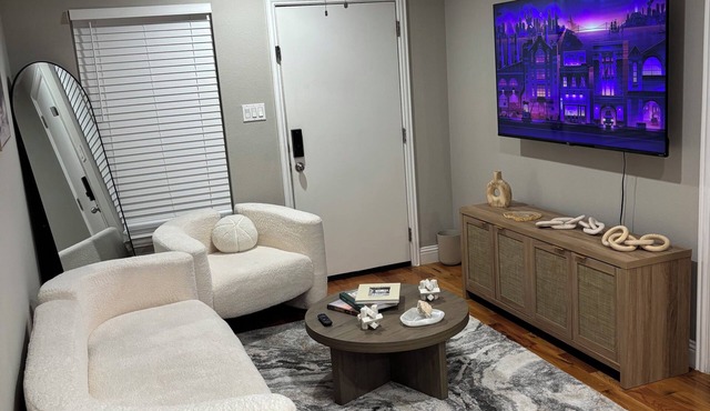 Dallas Dream: Modern Luxury 2BR/1BA with TVs in Every Room – Minutes to Downtown