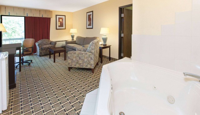 Days Inn & Suites by Wyndham Madison Heights MI
