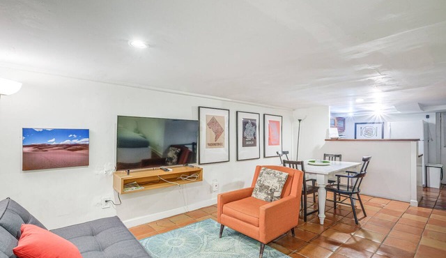DC Apartment: 2 Mi to National Mall!
