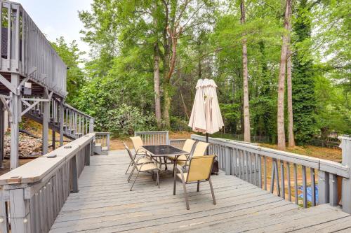 Deck & Game Room: Family Home in Stockbridge!