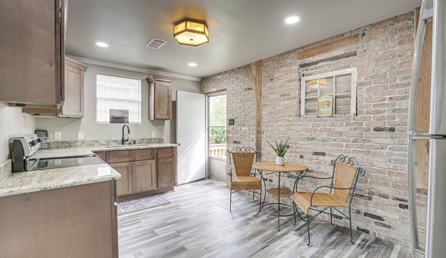 Deck, Yard & Outdoor Dining: Destrehan Getaway!