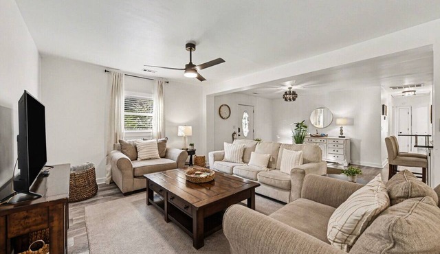 Delightful, Spacious 4BR/2BA close to Shem Creek!
