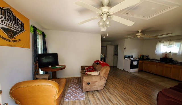 Detached Studio w/house accommodations - 9 min from airport/15 min from downtown