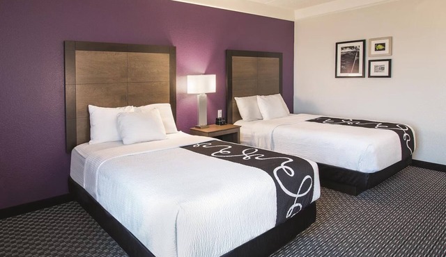 Discover Arlington’s Magic: Comfort-Filled Stay by Six Flags & Stadium!