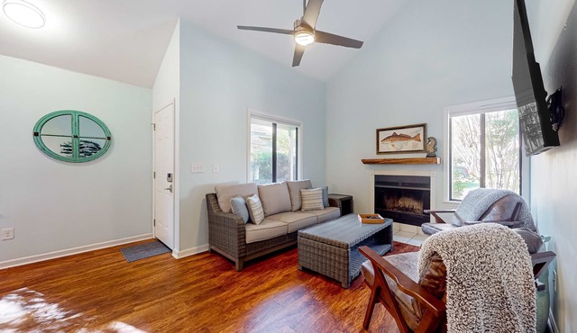 Dog-friendly townhouse close to downtown & Folly Beach with patio