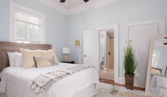Downtown 2 BR/2 Baths- Close to UF/Restaurants!