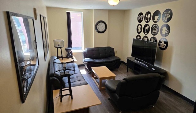 Downtown 2BR/2B | King Rm + Bunk Rm | River Views