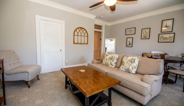 Downtown Annapolis King George 3rd Floor Hideaway