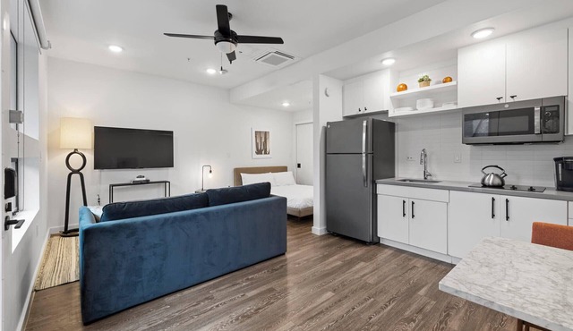 Downtown Austin Studio -Queen & Sofa Bed-Patio