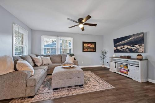 Downtown Gem, 2 Kings, 1 Queen, Newly Renovated