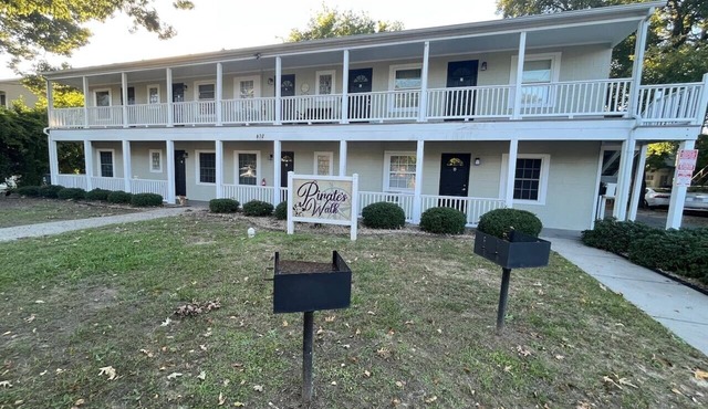 Downtown Living at it`s best-Pirates Walk
