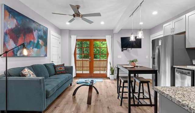 Downtown Retreat - Private Yard- Parking