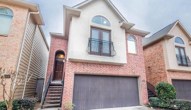 Downtown Upscale Town Home. Private Pool & Jacuzzi