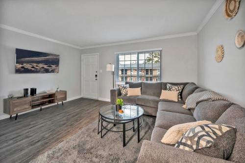 Duke - Pet Friendly 1BR with Gym & Pool