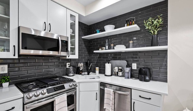DuPont Circle apt sleeps 6 free street parking