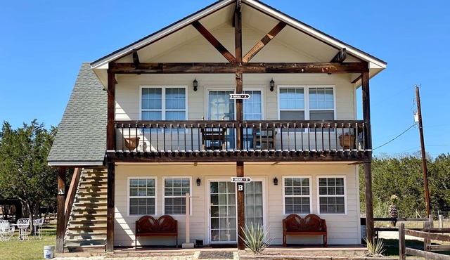 East House, 2-Level, 3BR/2BA, Balcony, Porch, Sleeps 8