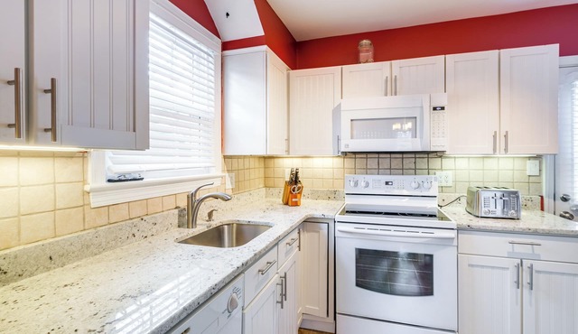 Easy Access to Dtwn DC: Hyattsville Home!