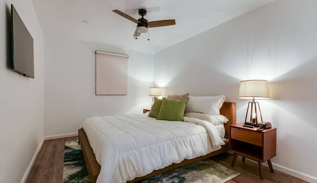 Elegant Suite with Separate Living Room & Mini Fridge – Ideal for Relaxation and