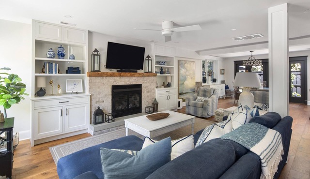 Elegant Townhouse + Historic Downtown + Private Patio and Parking