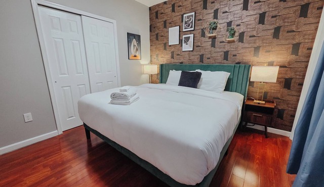 Element/King Bed/Elevator/Adjustable Desk