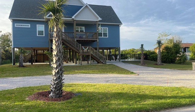Emerald Isle, Family vacation home, walk to beach and sound with in ground pool