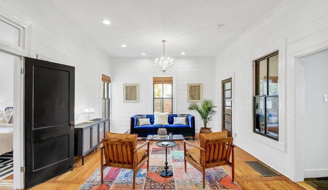 Enchanting Bungalow with Private Detached Studio, Close to South Congress!