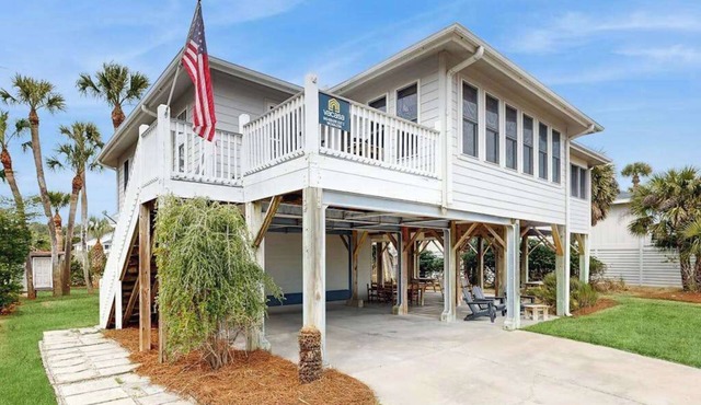 Enchanting & sunlit dog-friendly retreat with generous deck - steps to the sand