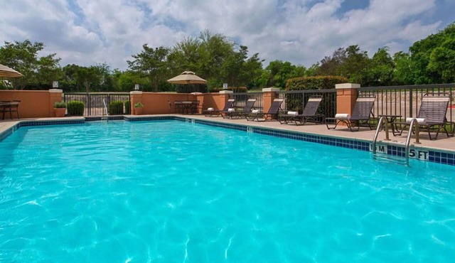 Enjoyable Stay in Austin! Comes w/FREE Parking, Swimming Pool, Pets Allowed!