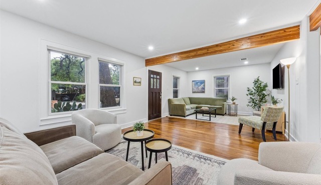 Entire 3-BR 3-BA Walk to Downtown, Festivals, Ladybird Lake or Zilker.