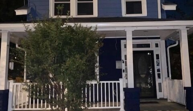 Entire detached home with basement suite free parking 2 kitchens 2 laundry deck