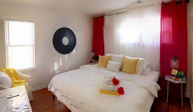 Entire Home 👑 🛌 Xfinity TV WIFI Free WasherDryer