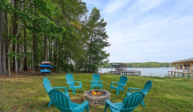 Evergreen Escape- Waterfront Home, Kayaks, Updated