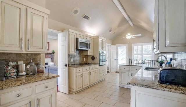 Executive 3-bed house with pool, office, WI-FI, Big TVs private, quiet, near FW