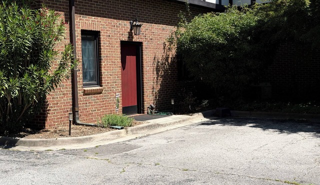 Experience the charm of Manteo from this inviting 2 bedroom apartment.