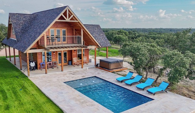 Exquisite Hill Country Cottage-Giraffe experiences, millions of bluebonnets now!