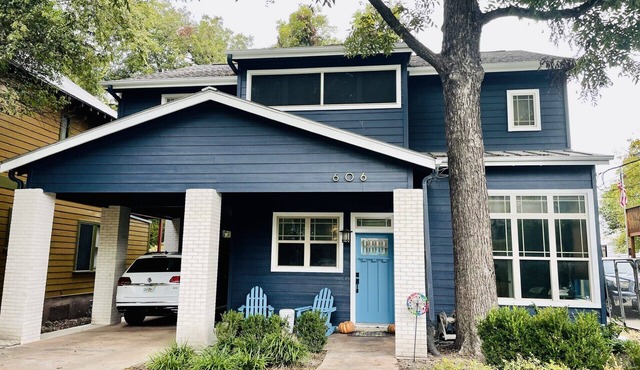 Exquisite Home PLUS Detached Guesthouse Steps to SOCO - Perfect for a Group