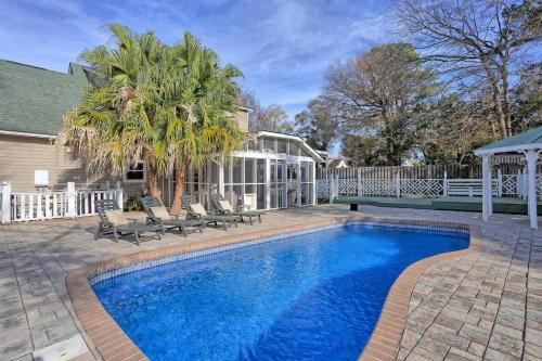 Family & dog-friendly house w pool & entertainment galore! Halfway to Downtown Savannah and Tybee Beach