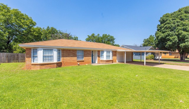 Family-Friendly Retreat: 3BR Home with Game Room & Spacious Backyard Oasis