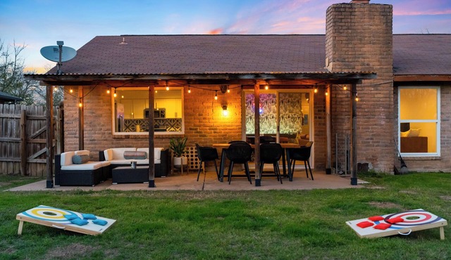 Family-Friendly Stay, King Suite, Games & Backyard