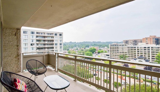 Family-Sized 3BR Retreat Minutes from Reagan National