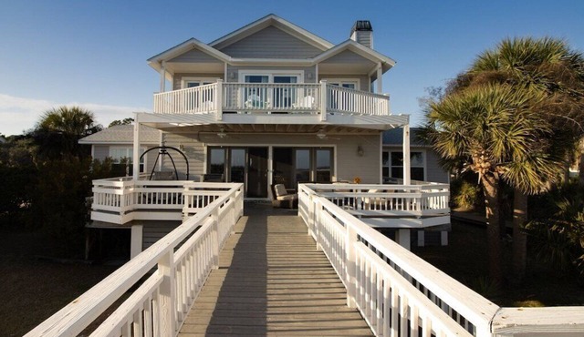 Flexible booking! Oceanfront, 5 bedrooms w/4 ensuite, spacious, & beach items.