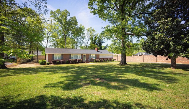 Four bedroom home minutes from downtown Spartanburg-outdoor patio and grill