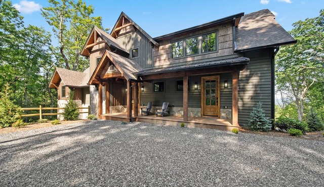 Four Eaglets Lodge at Eagles Nest - 5 Suites, Mountain View, Game Room