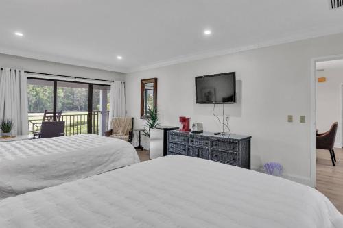 Fox Hunt Studio Suite - Golf Course Views - 1020