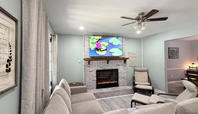 Fredericksburg Spotsy Home 4 Beds 2 Bathrooms 1 Level House Fenced Yard