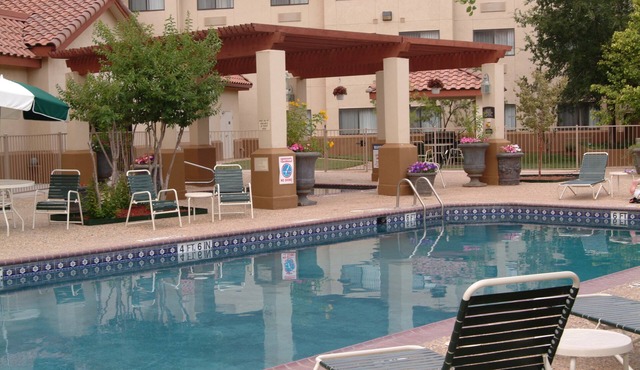 Free Breakfast. Shared Pool & Hot Tub. Studio Near Texas Tech University & University Medical Center.