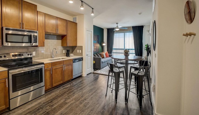 Frontdesk | 1 BR Apt near the Museum of the Weird