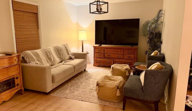 Furnished Cozy 3-bedroom bungalow in charming Watkinsville with AC and gym